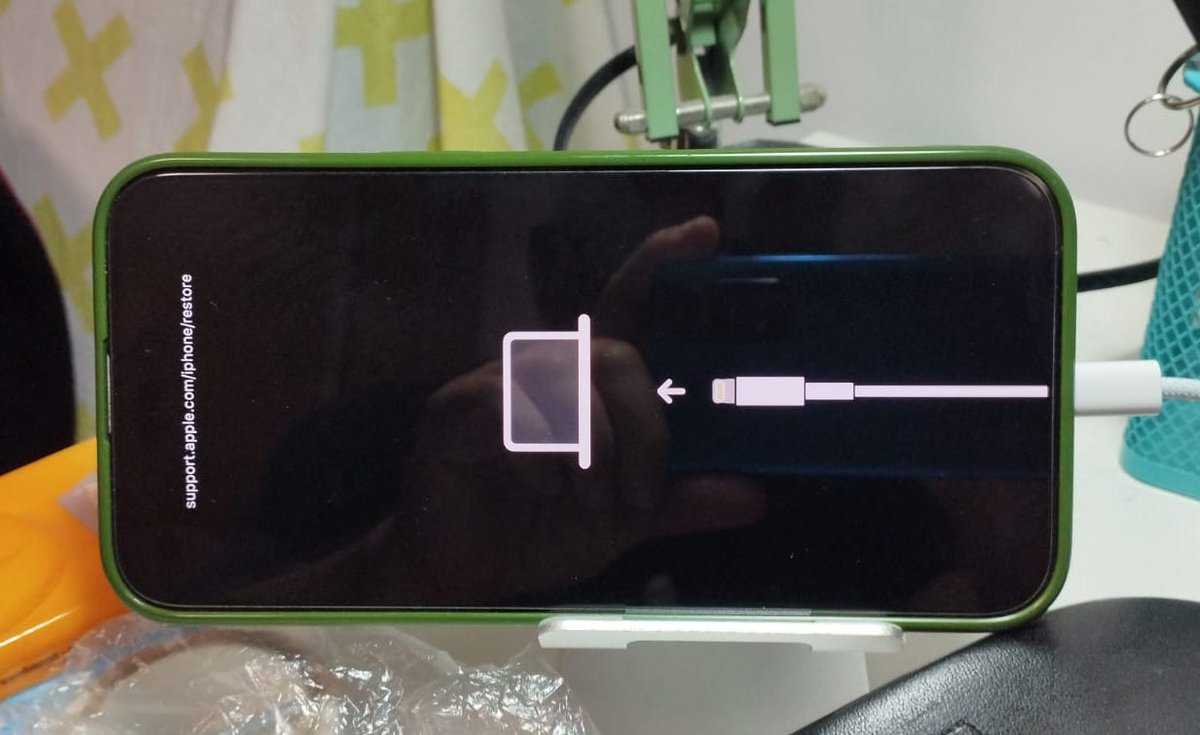 Mi #iPhone 14 Pro Max se ha quedado bloqueado en esta pantalla de modo recuperación (icono de cable y ordenador) y no consigo restaurarlo, me da error 4013 en el Mac. ¿Alguien sabe cómo solucionarlo o ha pasado por lo mismo? Comprado en marzo de 2023 en <a href="/elcorteinglesac/">ECI Atención Cliente</a> <a href="/Apple/">Apple</a>