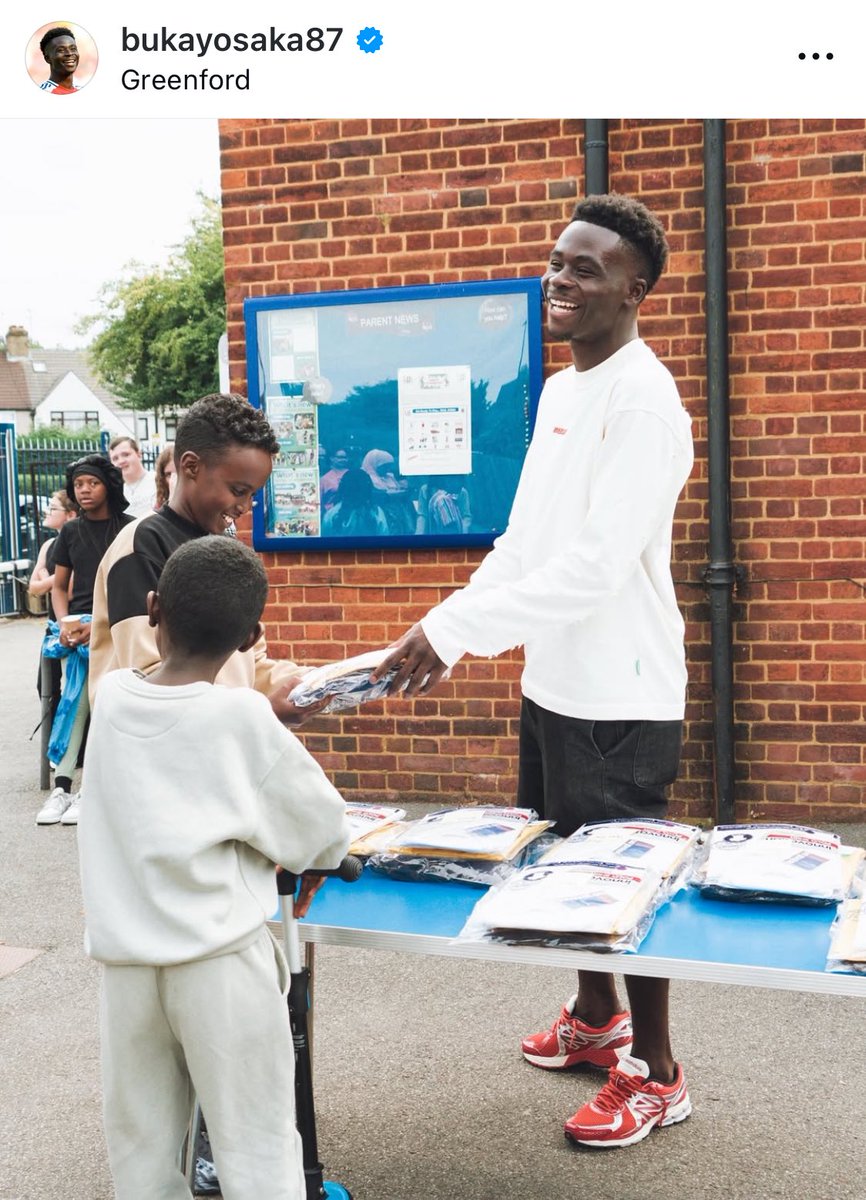 Arsenal_in_out's tweet photo. 📲 Bukayo Saka on Instagram, at his old primary school, Edward Betham: “Special day going back home to launch our school uniform project 💚 Thank you to all the schools, our partners and everybody else who helped us give to the students” 🥹❤️ https://t.co/n7YW1Lyd6C