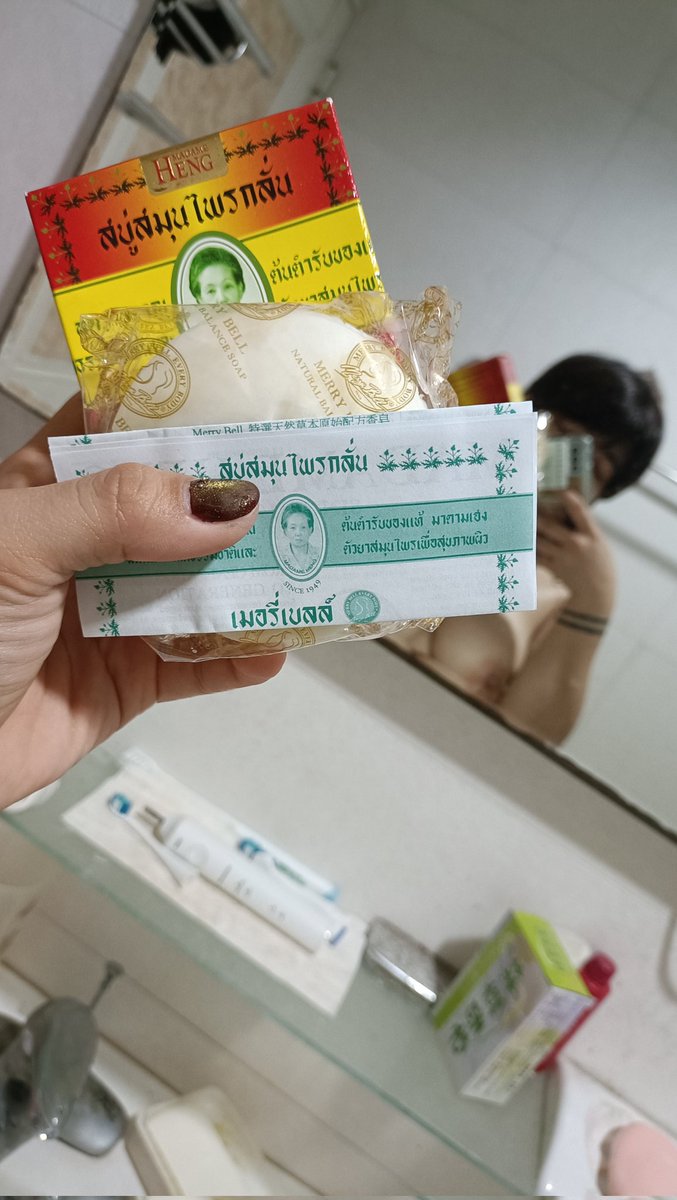 chiosoechi's tweet photo. 用用看，好像很有名🤔
成份有寫一個薄荷腦，萬一涼到靠北我就完蛋了（不喜歡涼涼的東西

是上次在蝦皮買東南亞零食順手買ㄉ
鍋巴餅好好吃喔，還想再買 https://t.co/wySjU8Mc81