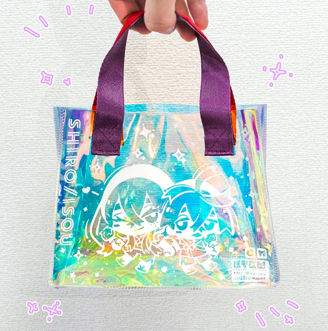 チャレのノベルティにするビニールバッグ届いたー!!か、かわいい…!! 透明のキラキラオーロラ素材に、持ち手の色が姉弟カラーになってますなんとなんとぬいが2体ぴったり入るぬいばになります!! とても可愛く作ってもらったので、ぜひぜひお買い物のお供にしてください〜!