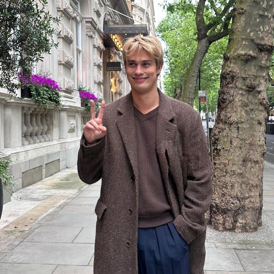 GGWHOO's tweet image. anime                                         real life