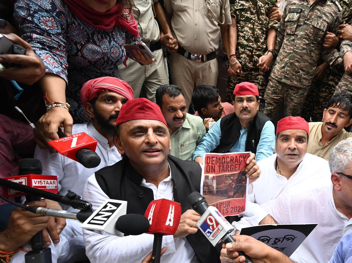 MPDharmendraYdv's tweet image. देश में लोकतंत्र बचाने और बिहार मे मतदाता पुनरीक्षण (SIR) के विरोध में आज विपक्ष का संसद से चुनाव आयोग तक मार्च व हल्ला बोल। चुनाव आयोग  की तानाशाही और भ्रष्टाचार के ख़िलाफ़ समाजवादियों ने कमर कस ली है । लड़ाई अब अंजाम तक पहुँच कर ही ख़त्म होगी। जय अखिलेश जय समाजवाद । इंक़लाब…