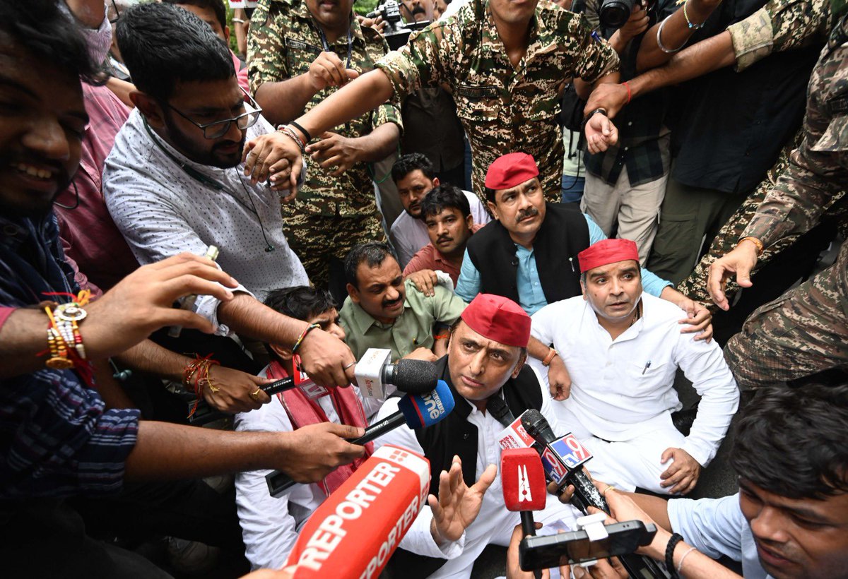 MPDharmendraYdv's tweet image. देश में लोकतंत्र बचाने और बिहार मे मतदाता पुनरीक्षण (SIR) के विरोध में आज विपक्ष का संसद से चुनाव आयोग तक मार्च व हल्ला बोल। चुनाव आयोग  की तानाशाही और भ्रष्टाचार के ख़िलाफ़ समाजवादियों ने कमर कस ली है । लड़ाई अब अंजाम तक पहुँच कर ही ख़त्म होगी। जय अखिलेश जय समाजवाद । इंक़लाब…