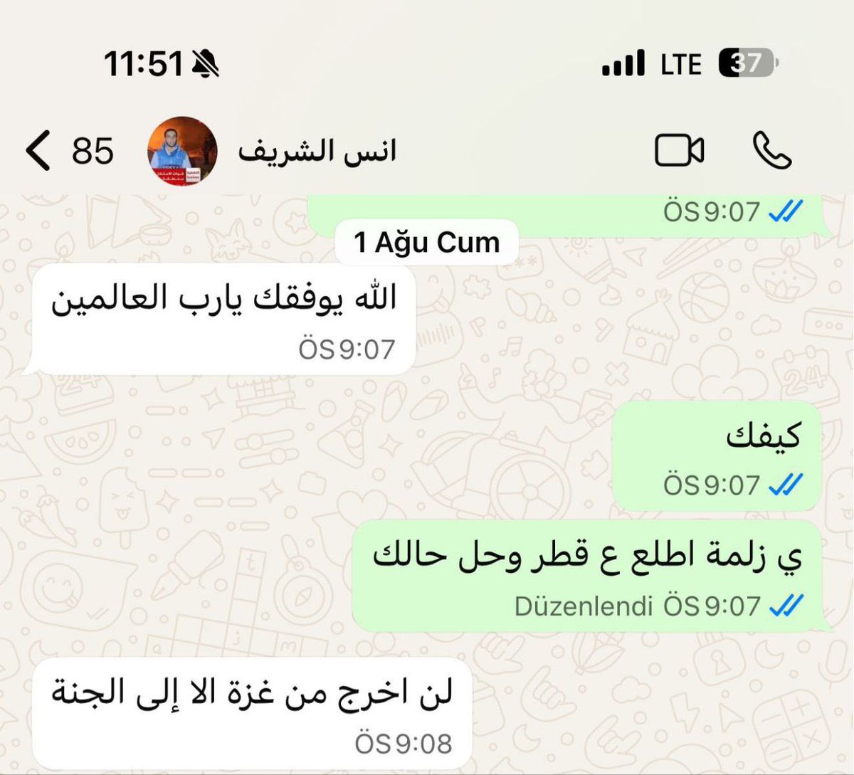 Gazze’nin sesiydi… Enes Şerif’le arkadaşının konuşması:

Arkadaşı: Dostum, Katar’a gel de rahat edersin.
Enes Şerif: Ben Gazze’den ancak cennete çıkarım.

Mekanın cennet olsun ey şehit.
#أنس_الشريف #enesserif