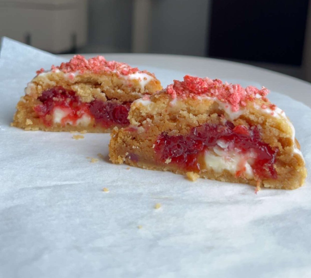 Rabz_16's tweet image. Strawberry cheesecake cookie