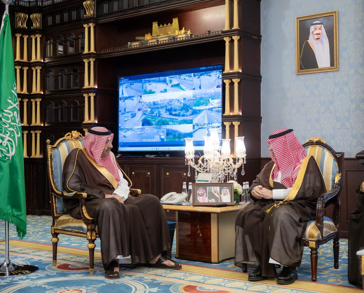 أمير منطقة #الباحة يستقبل معالي رئيس الهيئة العامة للطيران المدني أ.عبدالعزيز بن عبدالله الدعيلج وعدد من القيادات، وجرى خلال اللقاء استعراض آخر المستجدات المتعلقة بسير أعمال مشروع تطوير مطار الملك سعود بن عبدالعزيز، إلى جانب مناقشة الحركة التشغيلية للمطار، بما في ذلك عدد الرحلات