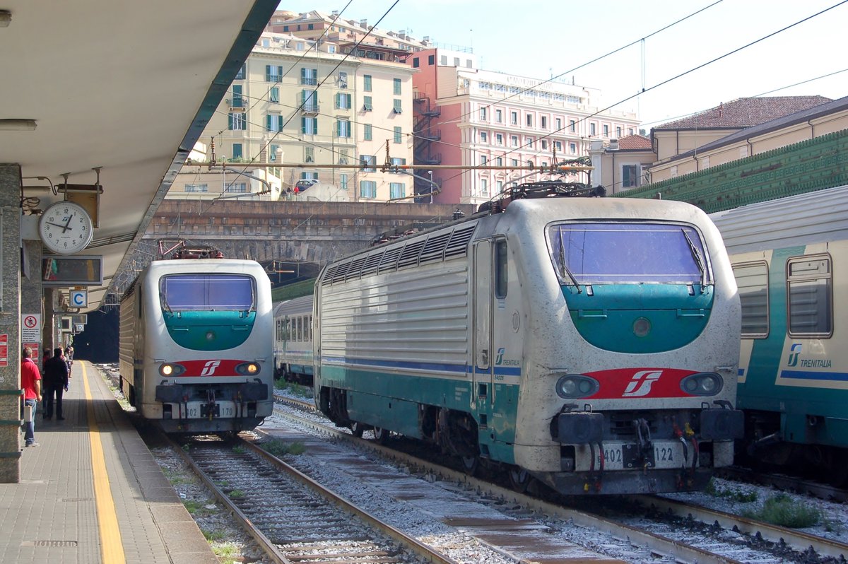 CheminsdeFerTC's tweet photo. Les =>#E402B manœuvrent à =>#GenovaPiazzaPrincipe en 10-09 (=>#Italie (=>#Ligurie), gare à l'étroit coincée entre deux tunnels urbains.
📷Bahnfrend, source : https://t.co/s04f9sDiEe https://t.co/5XFkAywaP1