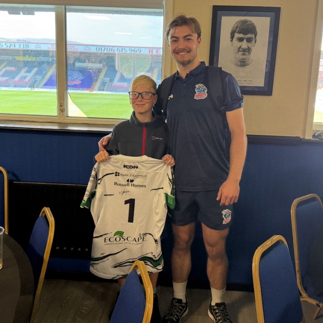 RochdaleHornets's tweet photo. On Superhero Day, Jacob came to his first rugby league game for his birthday and walked out before kick-off with @max_flanagan01.

One week later, chairman @andy_mazey invited Jacob and his family back to the Crown Oil Arena as special guests, and presented him with Max’s match-worn jersey from the match 💙👕