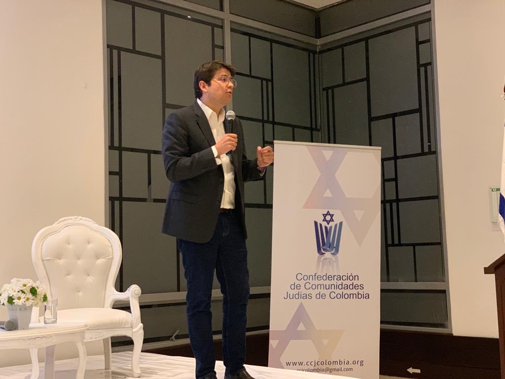 Lamentamos profundamente el fallecimiento del senador Miguel Uribe Turbay gran amigo de la comunidad judía. 

A su esposa y a su familia muestro mensaje de solidaridad en estos momentos de infinito dolor.   

Que la memoria de Miguel Uribe sea por siempre bendecida.