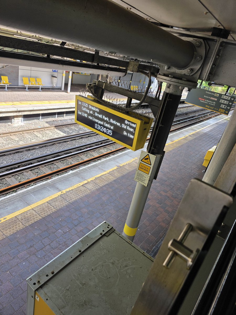 Barnzie83's tweet photo. @merseyrail I'm guessing timetables don't mean anything nowadays? https://t.co/dnOs70Eawm