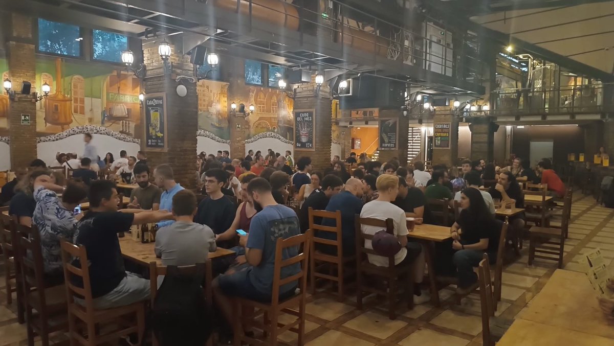 El pasado jueves fuimos unas 70 personas en el DevBirras, el encuentro mensual (y casual) de la comunidad dev de Barcelona. Me alegra ver cómo algo organizado tan informalmente sigue creciendo. Si eres dev y quieres unirte, mándame MD! (Y no, no es obligatorio beber cerveza).