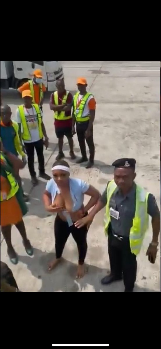brokethefeed's tweet photo. Ibom air incident between a  lady and the officials 

#ibomair #ibomairincident #Trending #fypviraltwitter #jet2holiday #r https://t.co/uci6U0Np6Q