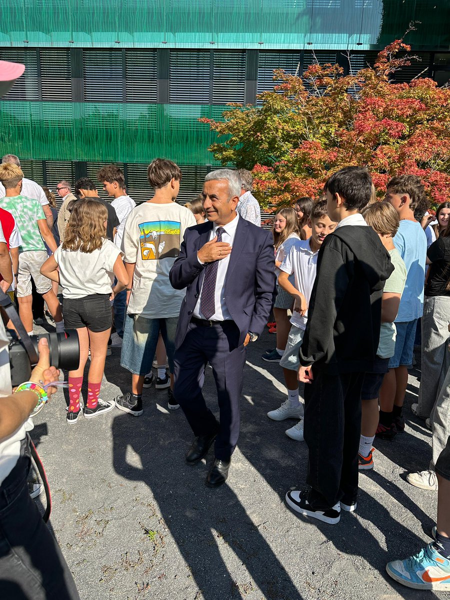 Erster Schultag: Die feierliche Eröffnung der neuen Sekundarschule Gartenstrasse war ein besonderer Moment. Jugendliche hängten ihre Wünsche an Olivenbäume – als Symbol für einen Ort, an dem Träume wachsen. 

Allen einen guten Start!
#Schulstart #Sekundarschule