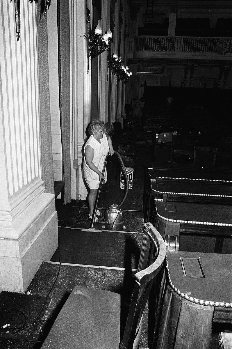 Werkzaamheden in de Tweede Kamer zijn van alle tijden. Op 14 augustus 1972 werd bijvoorbeeld de frisse luchtinstallatie vervangen in de (nu oude) Tweede Kamerzaal. Lees meer over verbouwingen van de Eerste en Tweede Kamer: parlement.com/verbouwingen-e…