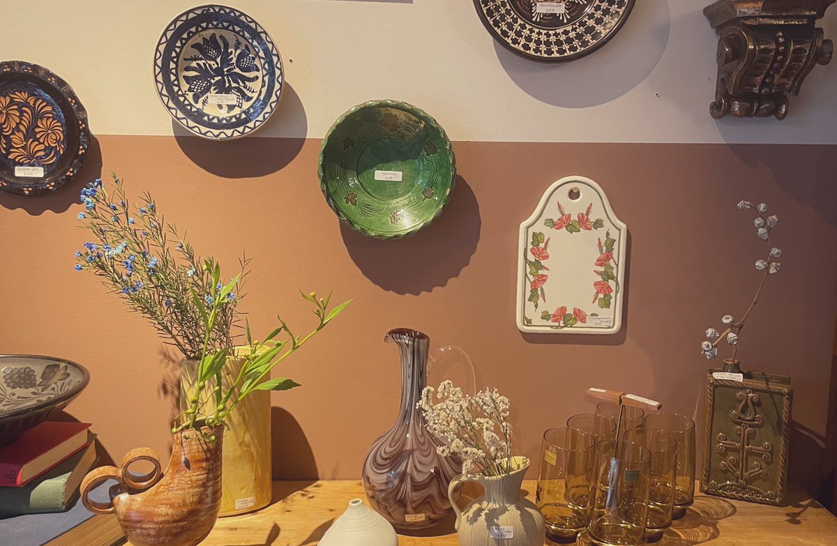 Chuo_kumin's tweet photo. 馬喰町の問屋街で隠れるように営業する花屋、HOUSE of TERPSICHORE。センスの良いお花と、インテリアの世界観のマッチが素晴らしいお店。
かねてから日本橋エリア、素敵な花屋があればなお良いと思っていたのですが、2023年オープンとのこと、見逃しておりました。あとは良き本屋があれば完璧です。 https://t.co/xy2j4LWXLx