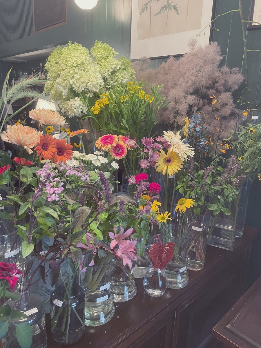 Chuo_kumin's tweet photo. 馬喰町の問屋街で隠れるように営業する花屋、HOUSE of TERPSICHORE。センスの良いお花と、インテリアの世界観のマッチが素晴らしいお店。
かねてから日本橋エリア、素敵な花屋があればなお良いと思っていたのですが、2023年オープンとのこと、見逃しておりました。あとは良き本屋があれば完璧です。 https://t.co/xy2j4LWXLx