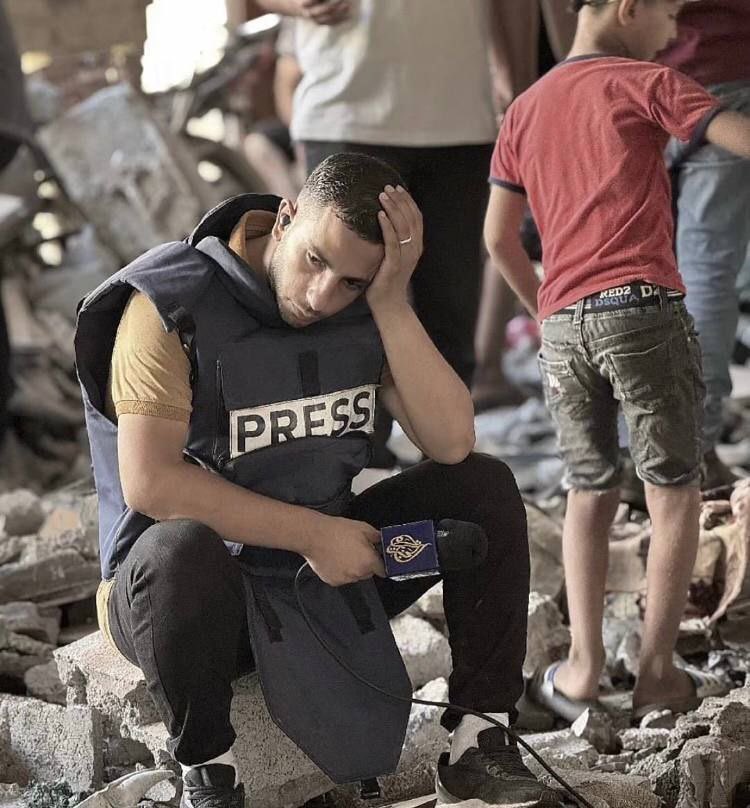 وَ نَفْسُ الشَّريفِ لها غايتان 
وُرودُ المَنايا وَ نَيلُ المنىٰ

اللّٰه يرحمك يَا أنس، أنتَ وَ جميع الشهداء، وَ تَقَبَّلَكم اللّٰه في عِلِّيِّيْنَ مع النَّبِيِّيْنَ وَ الصِّدِّيْقِينَ وَ الشُّهَداء وَ الصَّالِحِينَ، وَ حَسُنَ أُوْلٰئكَ رَفِيْقَا! 

#أنس_الشريف_شهيدا