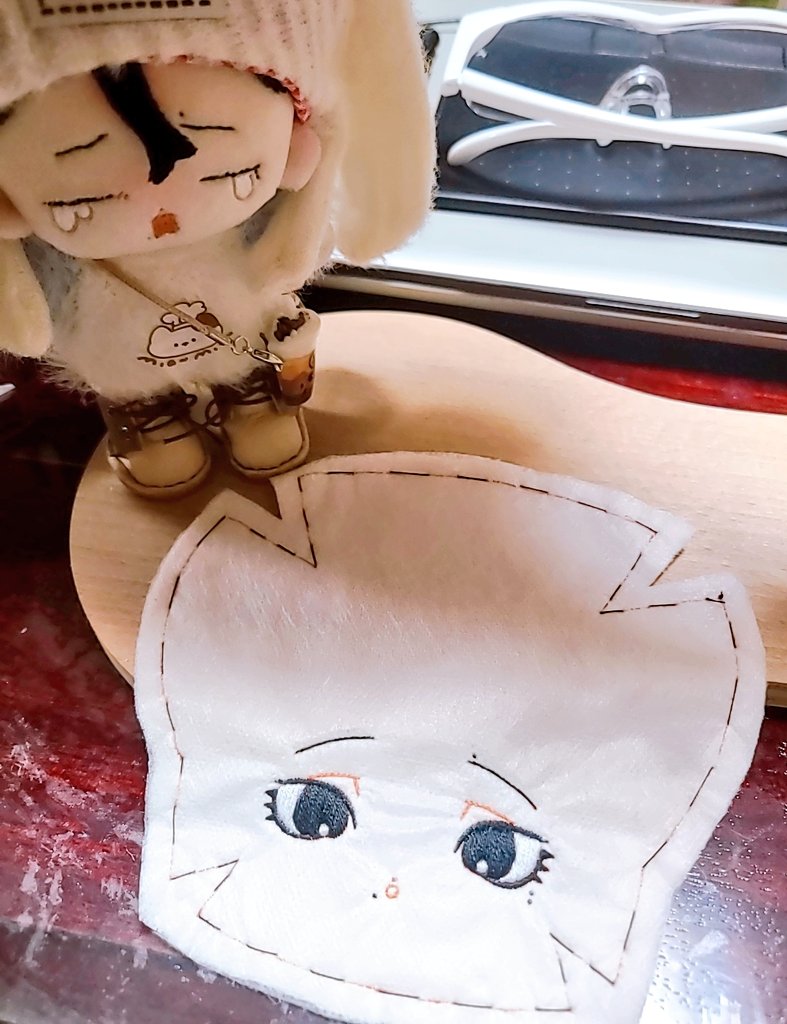 「ホクロちゃん可愛いお顔に仕上がったぞ!チーク塗ったらもっともっと可愛くなっちゃう」|まろまゆのイラスト