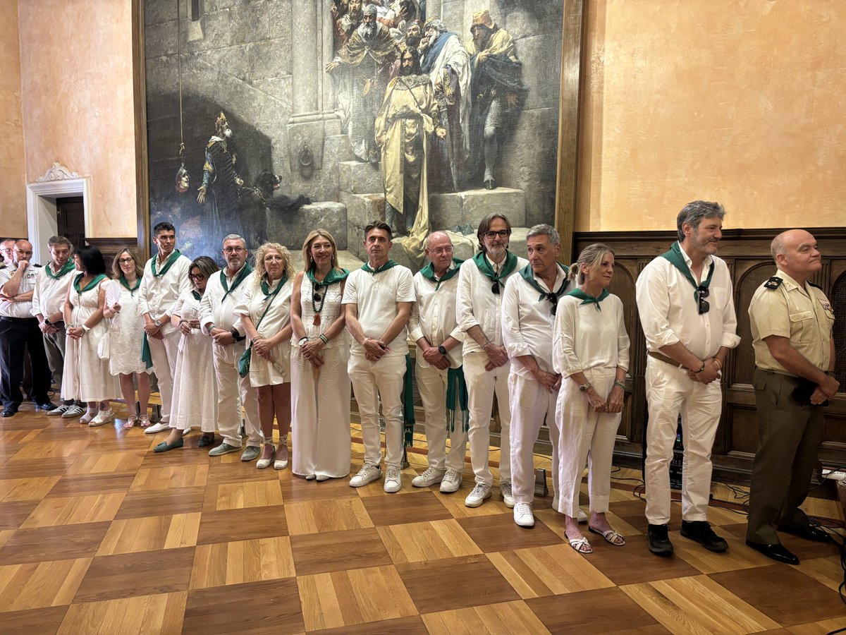 aytohuesca's tweet photo. Homenaje taurino a @dfelfandi por sus 25 años de alternativa. 🌿
En el salón del justicia se le ha brindado un reconocido homenaje al maestro en estas fiestas de San Lorenzo 2025. 🙌🏻
#Homenaje #Fandi #Huesca #AytoHuesca https://t.co/i2U1Oea8HM