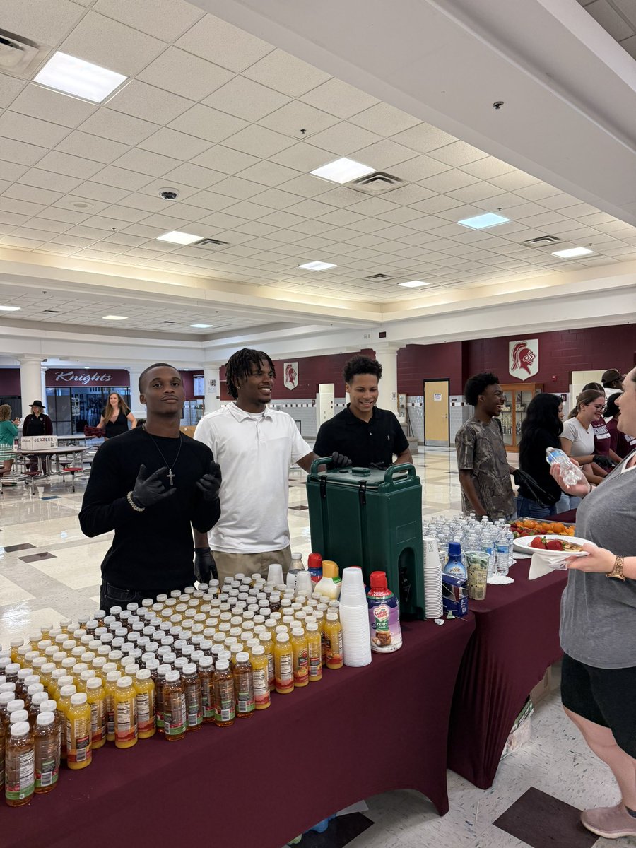 Class of 2026 starting off their year with serving breakfast to our amazing staff. 🏰 #GoKnights