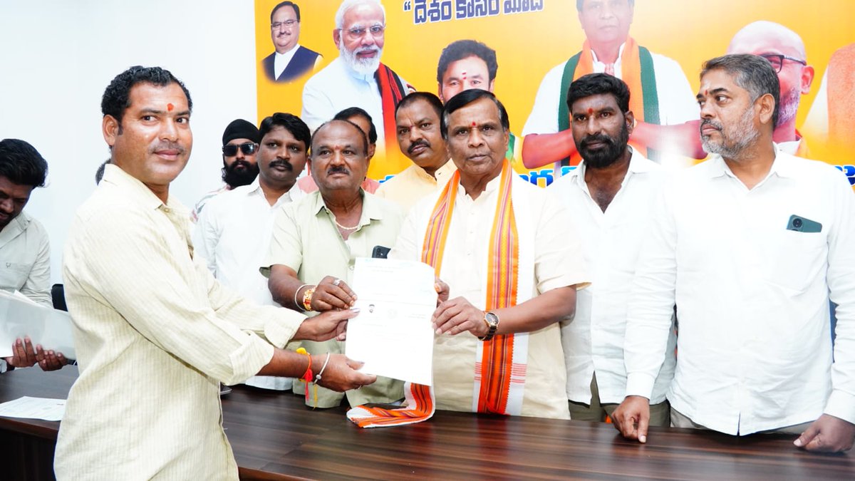 Dhanpal_Suranna's tweet image. నిజామాబాదు అర్బన్ ఎమ్మెల్యే క్యాంపు కార్యాలయంలో CMRF చెక్కుల పంపిణి చేయడం జరిగింది.
#CMRF #ChequeDistribution #NizamabadUrban #DhanpalSuryanarayana