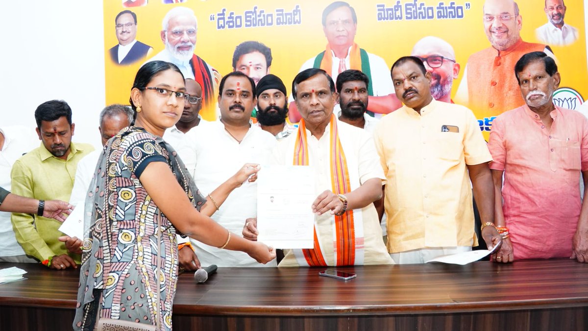 Dhanpal_Suranna's tweet image. నిజామాబాదు అర్బన్ ఎమ్మెల్యే క్యాంపు కార్యాలయంలో CMRF చెక్కుల పంపిణి చేయడం జరిగింది.
#CMRF #ChequeDistribution #NizamabadUrban #DhanpalSuryanarayana