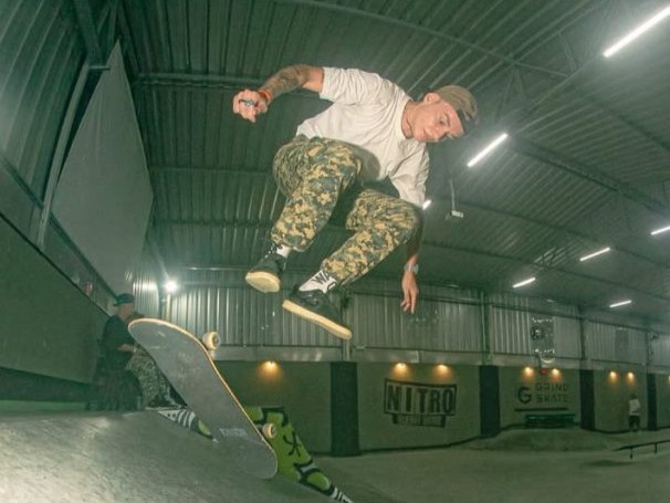 Veeam's tweet photo. Community, new adventures, and a bit of skateboarding! 🤝💚🛹   Veeam Legend @bruxxoMusic shares how the Veeam Community has shaped his professional journey. Read his blog >> https://t.co/IyJhFS80jm https://t.co/U6CkUegkA5