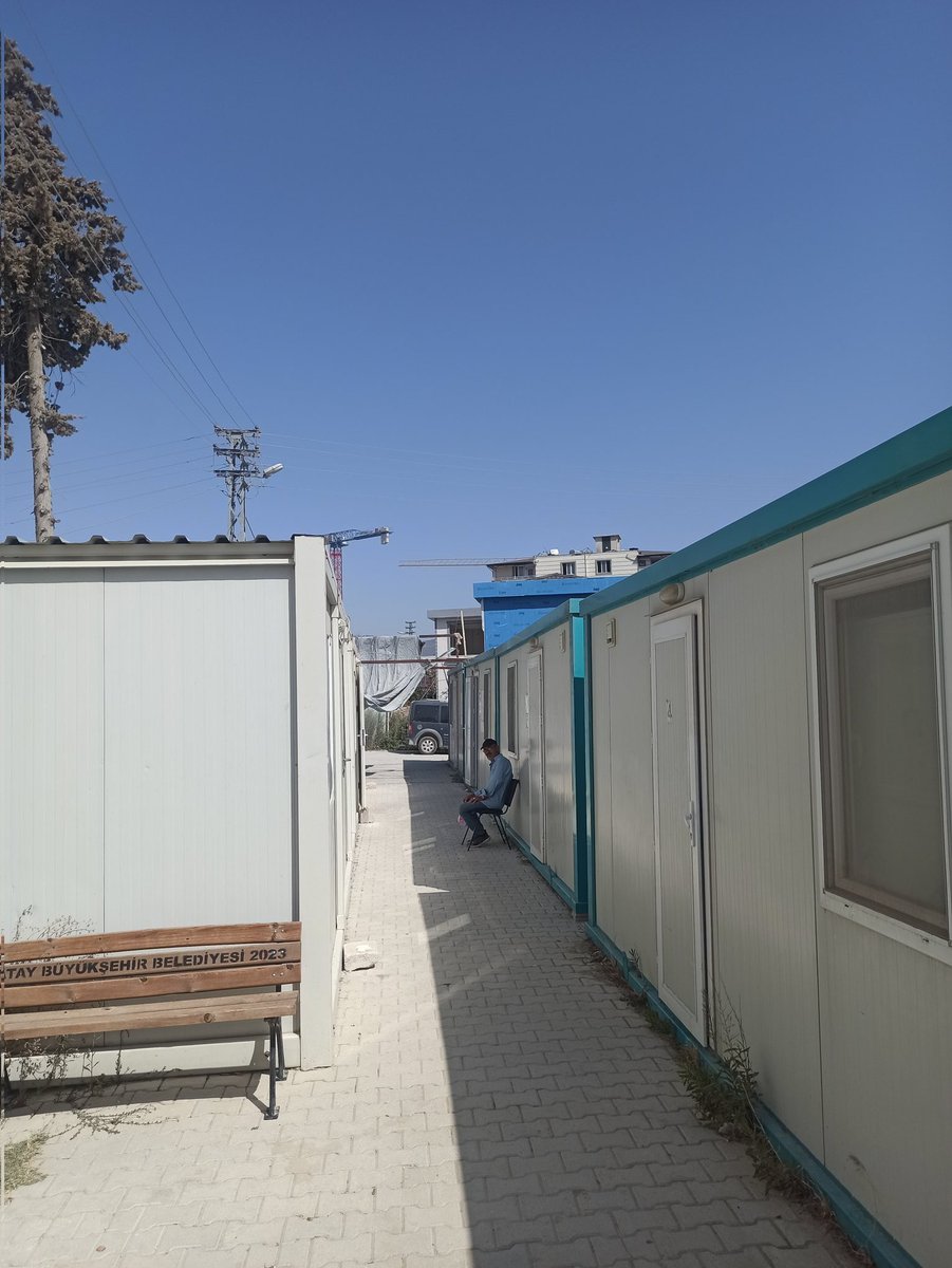 Defne'nin Çekmece Mahallesi'ndeki bir aile sağlığı merkezi... Depremin üzerinden 30 ay geçmiş olmasına rağmen günde 200 hastaya hizmet veren bir sağlık kurumunun hali. Sıcakta dışarda beklemek zorunda kalıyoruz, kışın da durum aynı. Biz ne zaman insan gibi koşullarda yaşayacağız?