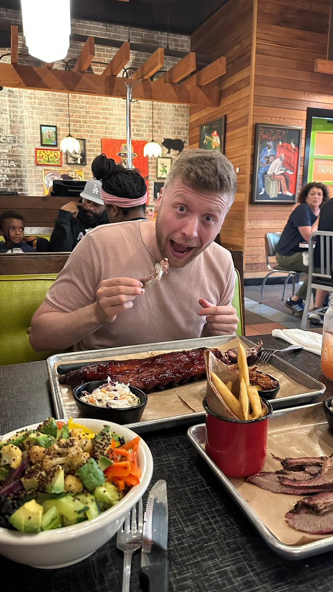 first meal in the US: full rack of baby back ribs at Lucille‘s BBQ. coleslaw was meh but the mac and cheese with bacon was sick. ribs were solid 7/10 but i think i can make better ones. the sauces though - HOLY