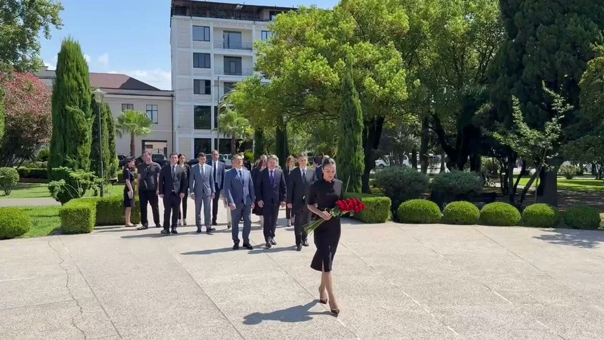🇷🇺 🕯️ Governor Mikhail Vedernikov commemorated Russian soldiers who died during peacekeeping mission in the Republic of Abkhazia, as well as fallen heroes of the Great Patriotic War.

🔗 Sputnik Abkhazia: sputnik-abkhazia.ru/20250811/10568…

#Pskov
#Abkhazia