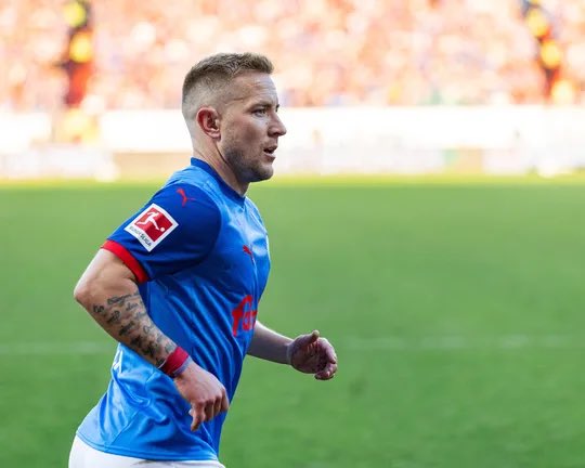 NIEUWS: NAC versterkt zich met Lewis Holtby. De voormalige middenvelder van o.a. Tottenham Hotspur en Schalke 04 landde zondag en kwam zojuist door medische keuring. Duitse routinier is per direct onderdeel van selectie van trainer Carl Hoefkens. Zo alles via <a href="/VI_nl/">Voetbal International</a> 🚨🇩🇪#NACpraat