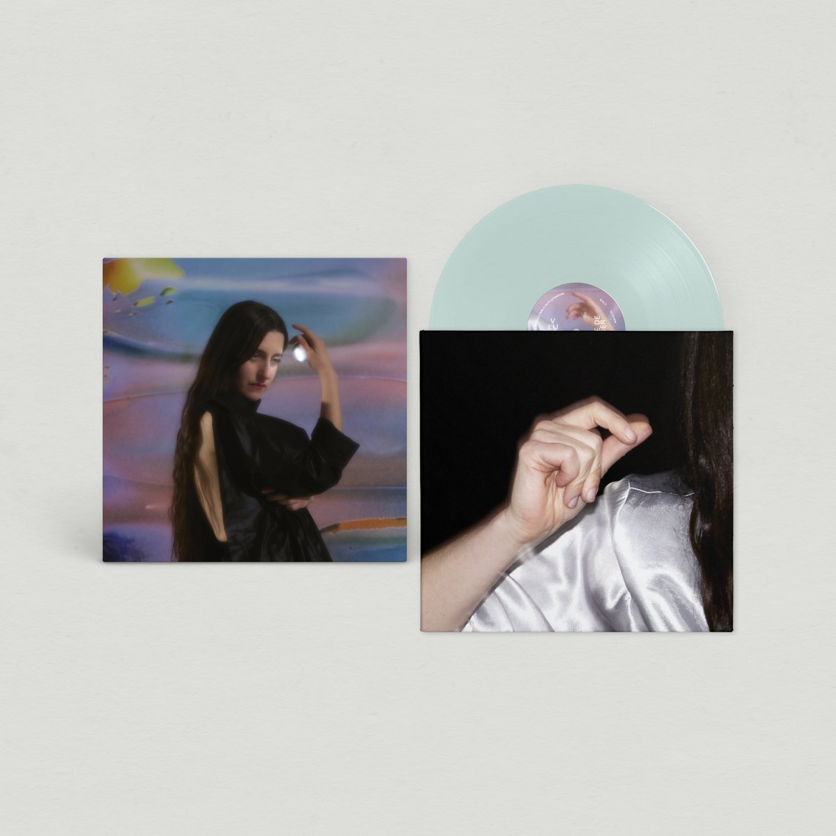 Eefjedevisser's tweet photo. Ook start de pre-order van mijn nieuwe plaat Vlijmscherp. Deze vormt samen met Heimwee een dubbelalbum en zal uitkomen op 10 oktober, een jaar na de release van Heimwee. De twee platen horen bij elkaar en zijn zowel los als in een box (met coole extra dingen!) verkrijgbaar. https://t.co/8PXTdmH3kM