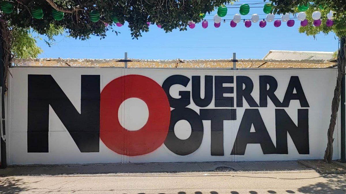 🚨Es inadmisible que el PP amenace con cerrar la caseta de nuestros camaradas del <a href="/PCEMalaga/">PCE Málaga</a> si no borran este mural que clama por la paz en la #Feria.

Así entiende la libertad de expresión el partido de Moreno Bonilla y Francisco de la Torre.

#NoGuerra
#NoOTAN
#NoCensura

1/2