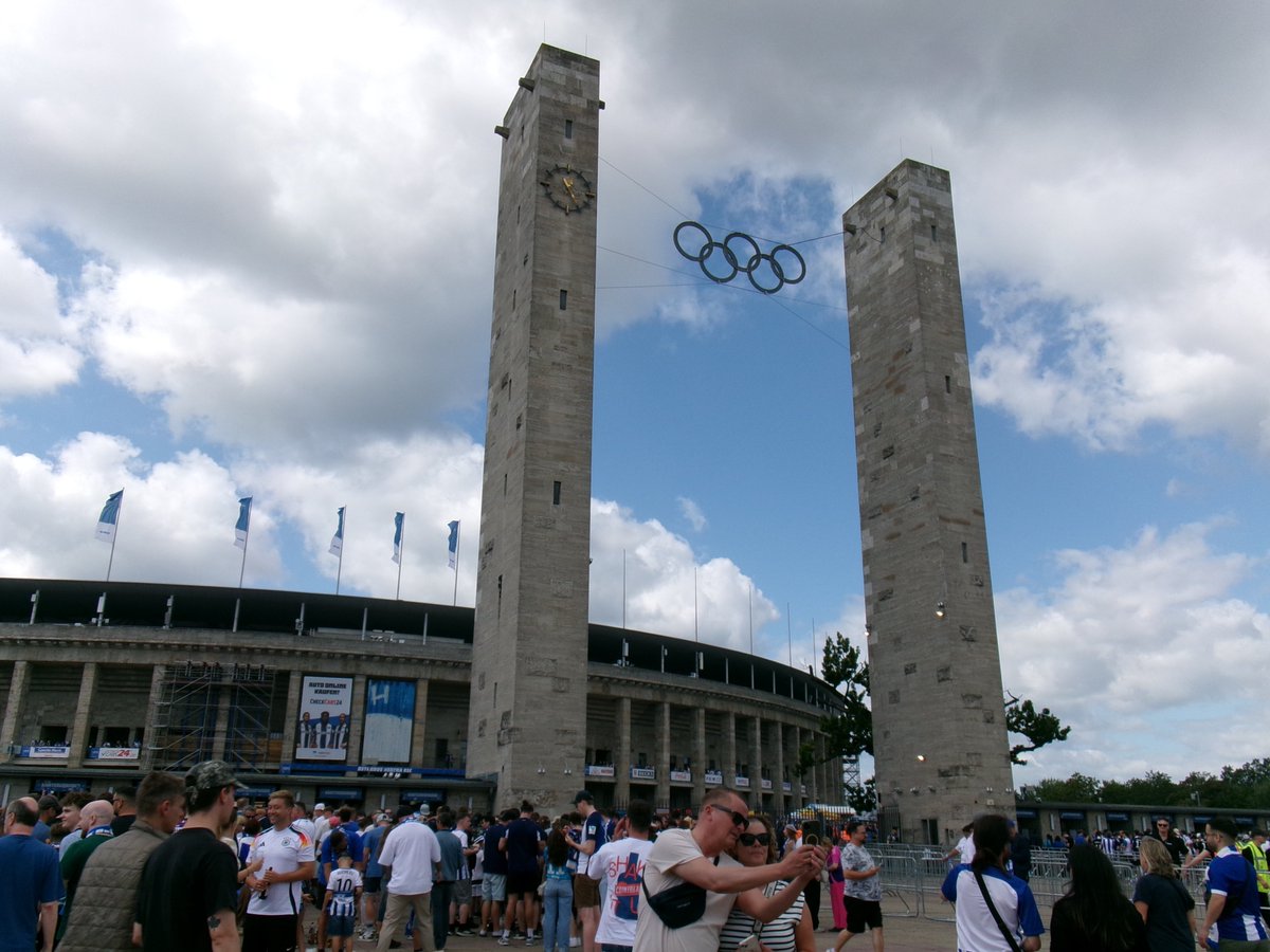 BengYounes's tweet photo. 10/08 - 🇩🇪 2.Bundesliga (J2)
🏟️Olympiastadion, Berlin
Hertha BSC - Karlsruhe SC (0-0)

Animation drapeaux côté Hertha et beaux échanges "Freundschaft" entre la Ostkurve et le parcage du KSC qui font oublier le contenu bien terne du match.

2/2 du pack Berlin (@BGroundhopping🫡) https://t.co/E6fSsYEP1M