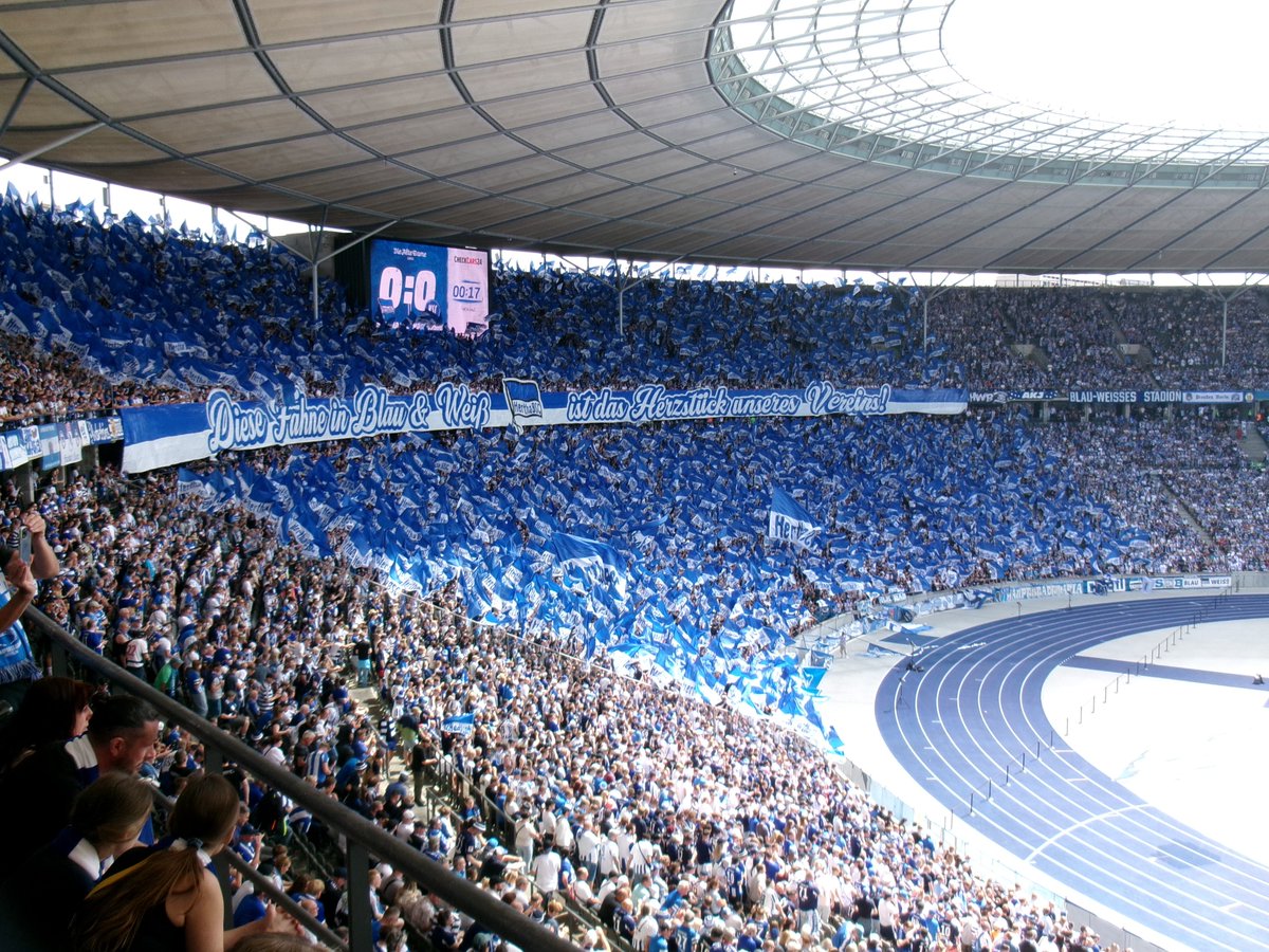 BengYounes's tweet photo. 10/08 - 🇩🇪 2.Bundesliga (J2)
🏟️Olympiastadion, Berlin
Hertha BSC - Karlsruhe SC (0-0)

Animation drapeaux côté Hertha et beaux échanges "Freundschaft" entre la Ostkurve et le parcage du KSC qui font oublier le contenu bien terne du match.

2/2 du pack Berlin (@BGroundhopping🫡) https://t.co/E6fSsYEP1M