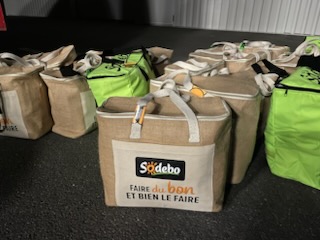 SDIS85's tweet photo. 👏👏👏
🥖🥗Lors du déplacement de la relève de la colonne “Arc Atlantique” ce samedi 9 août, l’entreprise @sodebo a souhaité fournir gracieusement 70 repas pour la restauration de ces sapeurs-pompiers engagés en renfort dans l’Aude.
@SDIS44 @SDIS11OFFICIEL https://t.co/eMSVJJETXK