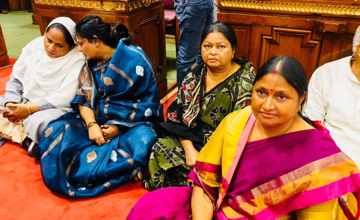 🚨श्रावस्ती : विधायक का मानसून सत्र प्रदर्शन में शामिल🚨

🆔 भिनगा से सपा विधायक हैं इंद्राणी वर्मा
💼 PDA की हकमारी, बेरोजगारी पर सरकार को घेरा
📉 महंगाई, भ्रष्टाचार, किसानों की समस्या का विरोध

#Shrawasti #IndraniVerma #Protest #MonsoonSession #Unemployment #Corruption