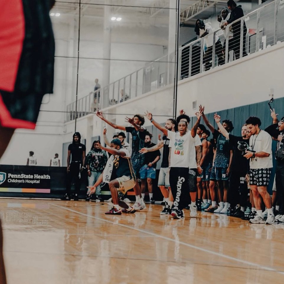 coachzi717's tweet photo. We eat, drink, sleep, basketball. But somehow it’s always bigger than the game itself. FAMILY. TPE TAKEOVER THE BEST AAU SHOWCASE TEAM IN PENNSYLVANIA. 💜🖤
GAVE RWE A 30 POINT WELCOME TO SPOOKY NOOK. ⭐️ #PAALLDAY https://t.co/zEe1L7qple