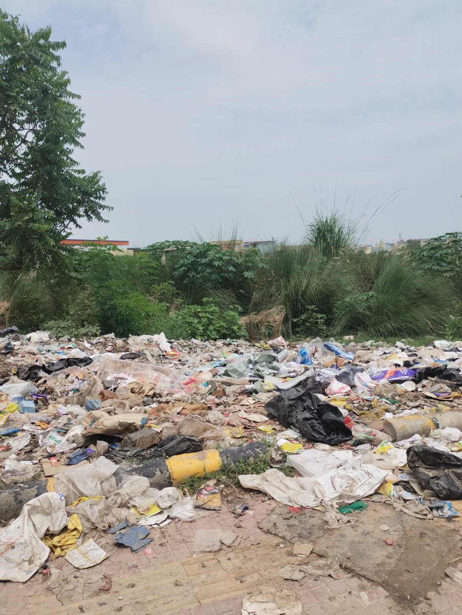 yasirbaig12's tweet photo. Gurugram’s sector 37D is a victim of negligence from authorities. Civilians dumping their waste on streets. Please help. 

@cmohry @mcgurgaon https://t.co/sp1LM4n4QQ