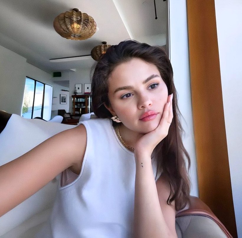 SelenaGmzIN's tweet photo. Which Selena Gomez's song made you a Selenator? https://t.co/tFYqqfeD9Z