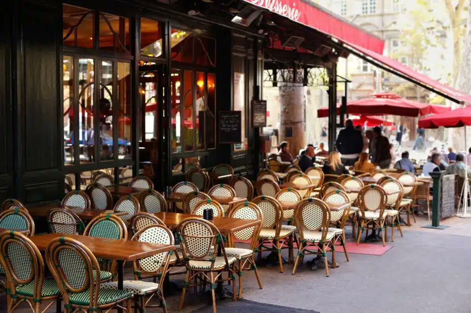 CerfiaFR's tweet image. 🇫🇷🍽️📉 DÉBAT | Les restaurants français connaissent un recul de fréquentation de 15 à 20 % cet été. Qu’est-ce qui explique, selon vous, cette baisse ?
