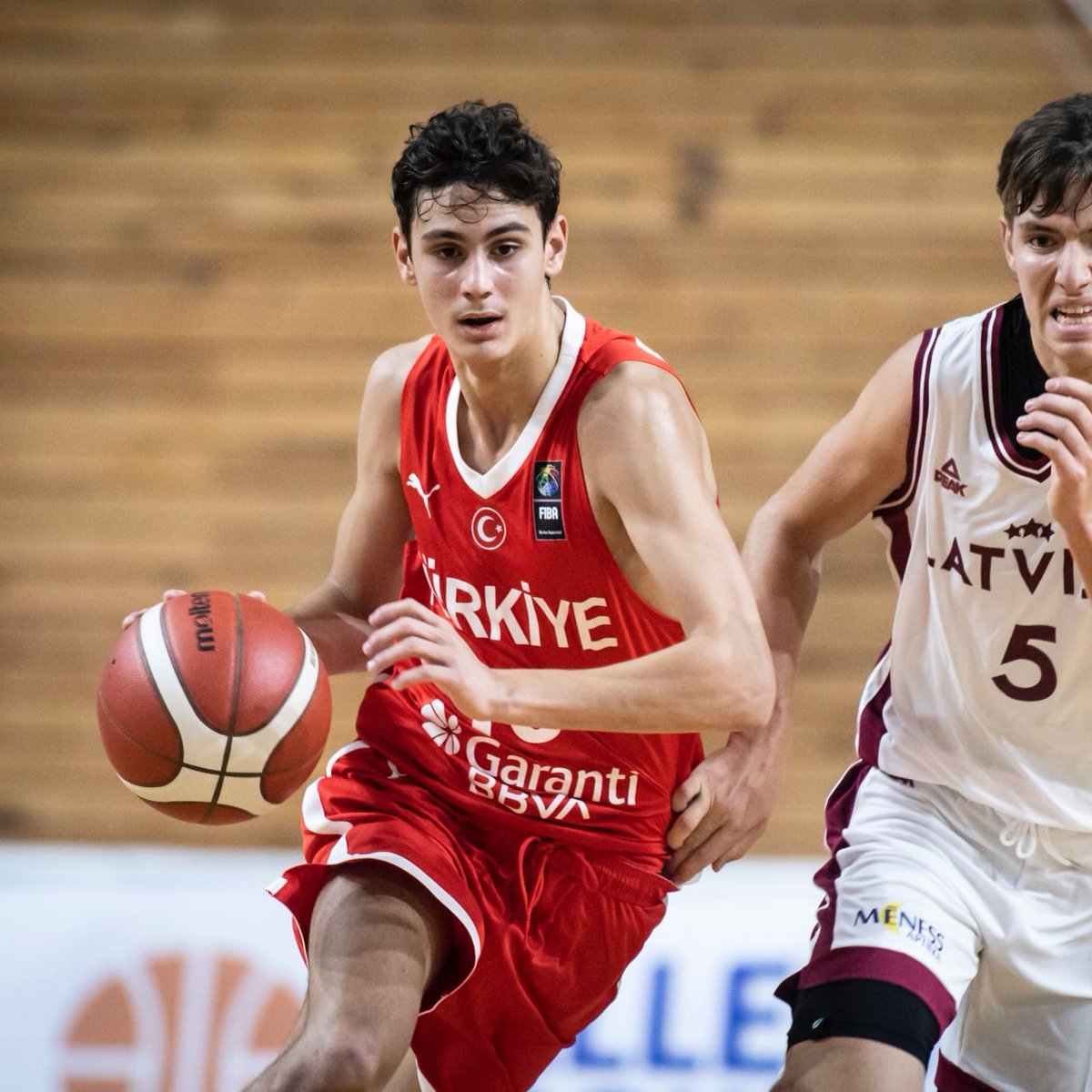 🗣️ Ömer Kutluay:

"Babam bana yaptığım şeyden keyif almayı ve basketbolu sevmeyi öğretti."