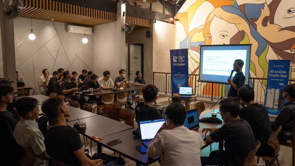 younglordtxt's tweet image. Keseruan semalem di AADK Cafe Malang di event "Market Insight &amp;amp; Belajar Re-Staking" by @eigencloud &amp;amp; @PintuID. 

Fun parah &amp;amp; banyak insight baru! Thank you pak @ekosubagyo sudah bawa Eigen &amp;amp; Pintu ke Malang, next time Arbitrum sabi kali pak 😁🚀

#Web3Recap