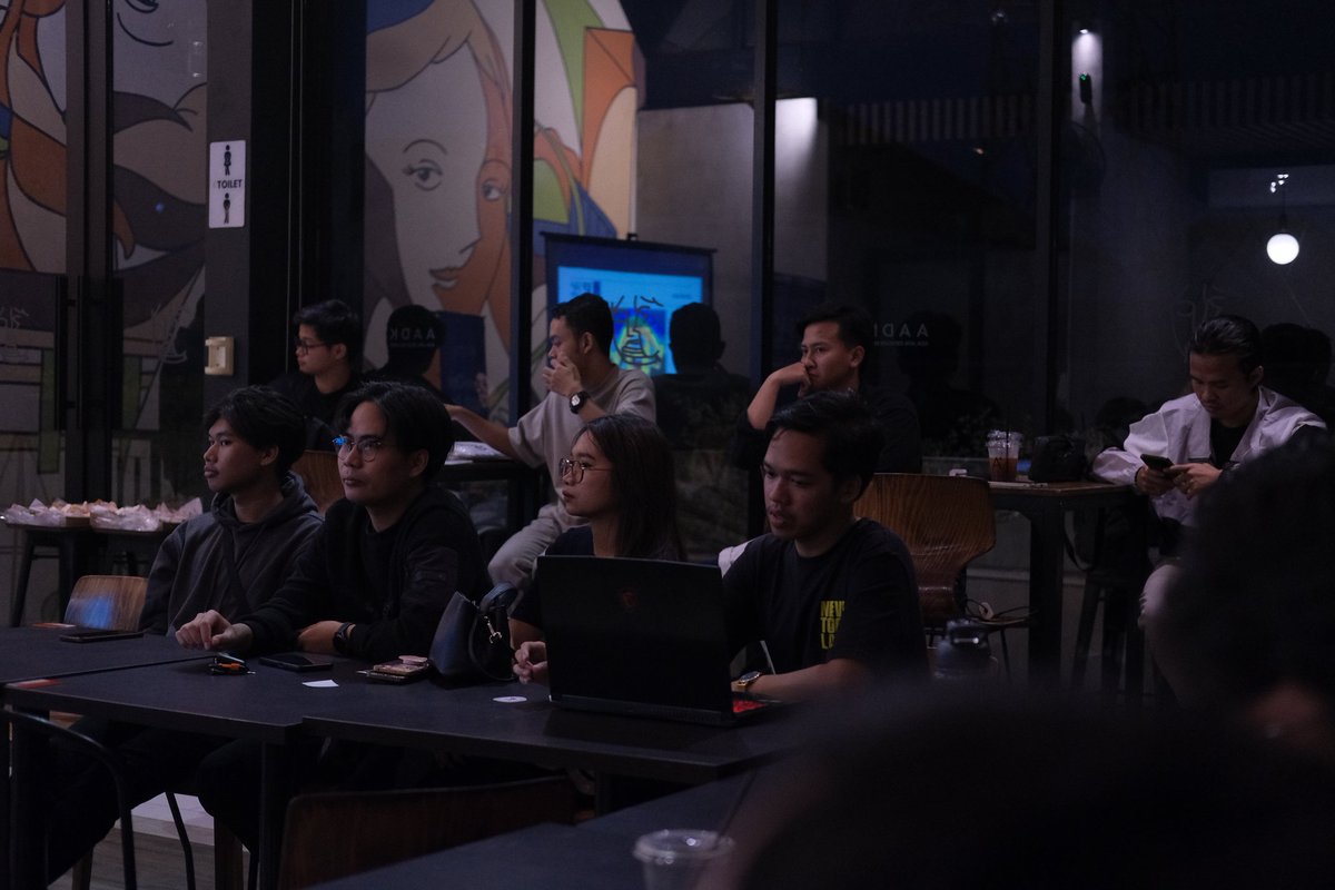 younglordtxt's tweet image. Keseruan semalem di AADK Cafe Malang di event "Market Insight &amp;amp; Belajar Re-Staking" by @eigencloud &amp;amp; @PintuID. 

Fun parah &amp;amp; banyak insight baru! Thank you pak @ekosubagyo sudah bawa Eigen &amp;amp; Pintu ke Malang, next time Arbitrum sabi kali pak 😁🚀

#Web3Recap