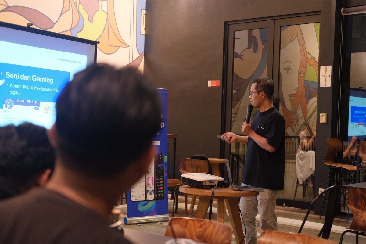 younglordtxt's tweet image. Keseruan semalem di AADK Cafe Malang di event "Market Insight &amp;amp; Belajar Re-Staking" by @eigencloud &amp;amp; @PintuID. 

Fun parah &amp;amp; banyak insight baru! Thank you pak @ekosubagyo sudah bawa Eigen &amp;amp; Pintu ke Malang, next time Arbitrum sabi kali pak 😁🚀

#Web3Recap