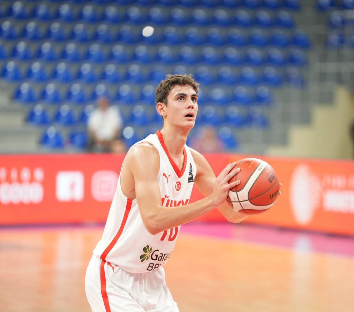 🔥 Ömer Kutluay'ın gözü şimdiden 2026 FIBA U17 Dünya Kupası'nda:

"Yapabileceklerimi göstermek için büyük fırsat. Özellikle ABD’ye karşı oynamayı dört gözle bekliyorum çünkü orada NBA potansiyelli birçok oyuncu var."