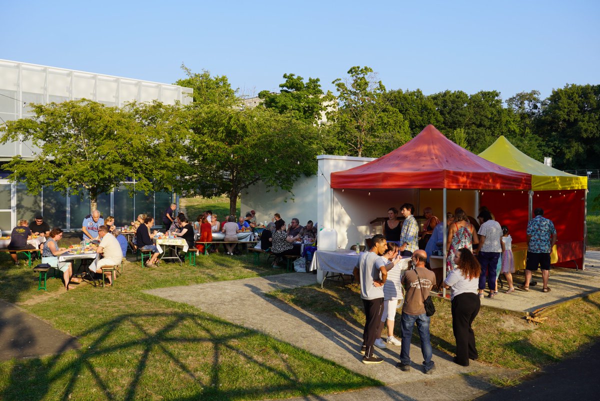 9 août, banquet &amp; veillée d'été, le parvis de la Maison des arts devient une scène  de conflit burlesque poussant à l'absurde la possession et le rejet de  l'autre pour finir par rappeler que l'Art est public ! <a href="/GillesLeproust/">Gilles Leproust</a> <a href="/AlexisBraud/">Alexis Braud</a>