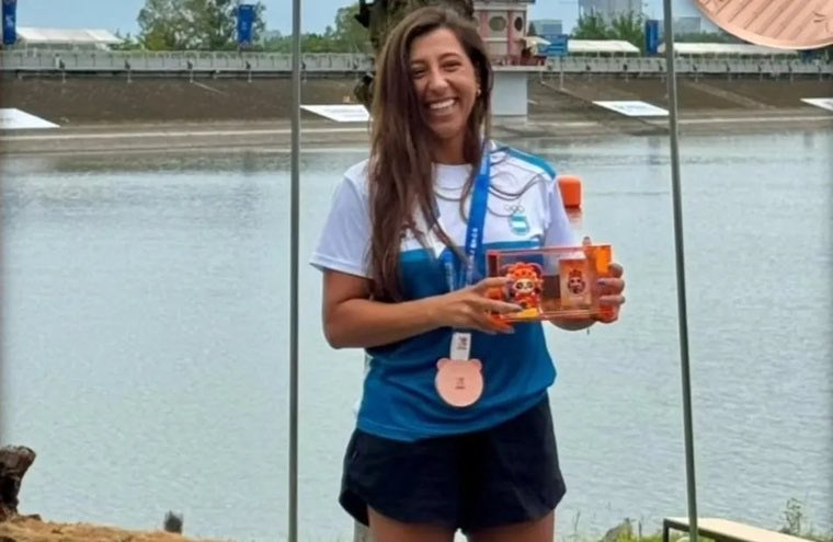 EUGENIA DE ARMAS VUELVE AL PODIO MUNDIAL: BRONCE EN WAKEBOARD FREESTYLE DE LOS WORLD GAMES

Con una puntuación de 64.00 puntos en la final, la argentina Eugenia De Armas se quedó con la medalla de bronce en wakeboard freestyle en los World Games, reafirmando su lugar entre las