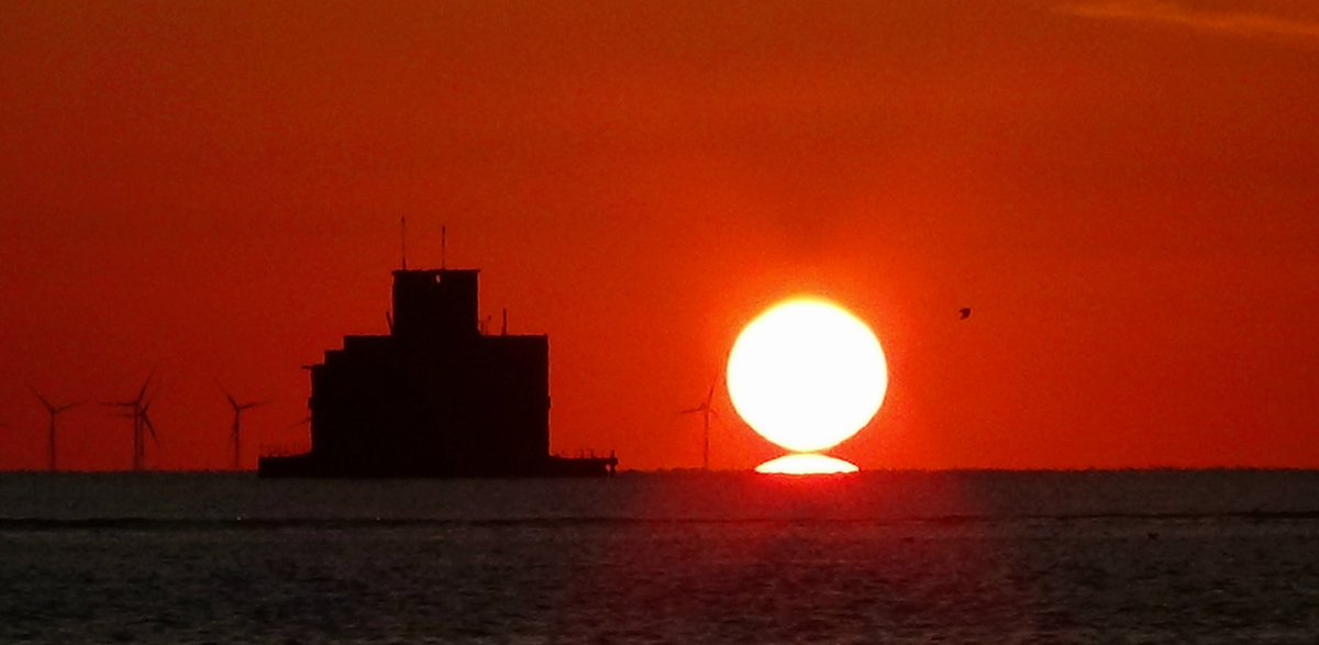 Brucemartin3's tweet photo. @kerriegosneyTV @itvcalendar @LaraRostronTV This is Cleethorpes this morning π₯° the sunrise capital of the world π Truly amazing to see π That's me on the right, doing my salutations and jumps πππ Please feel free to share the pictures #weatherpic https://t.co/TX1GIzAte0