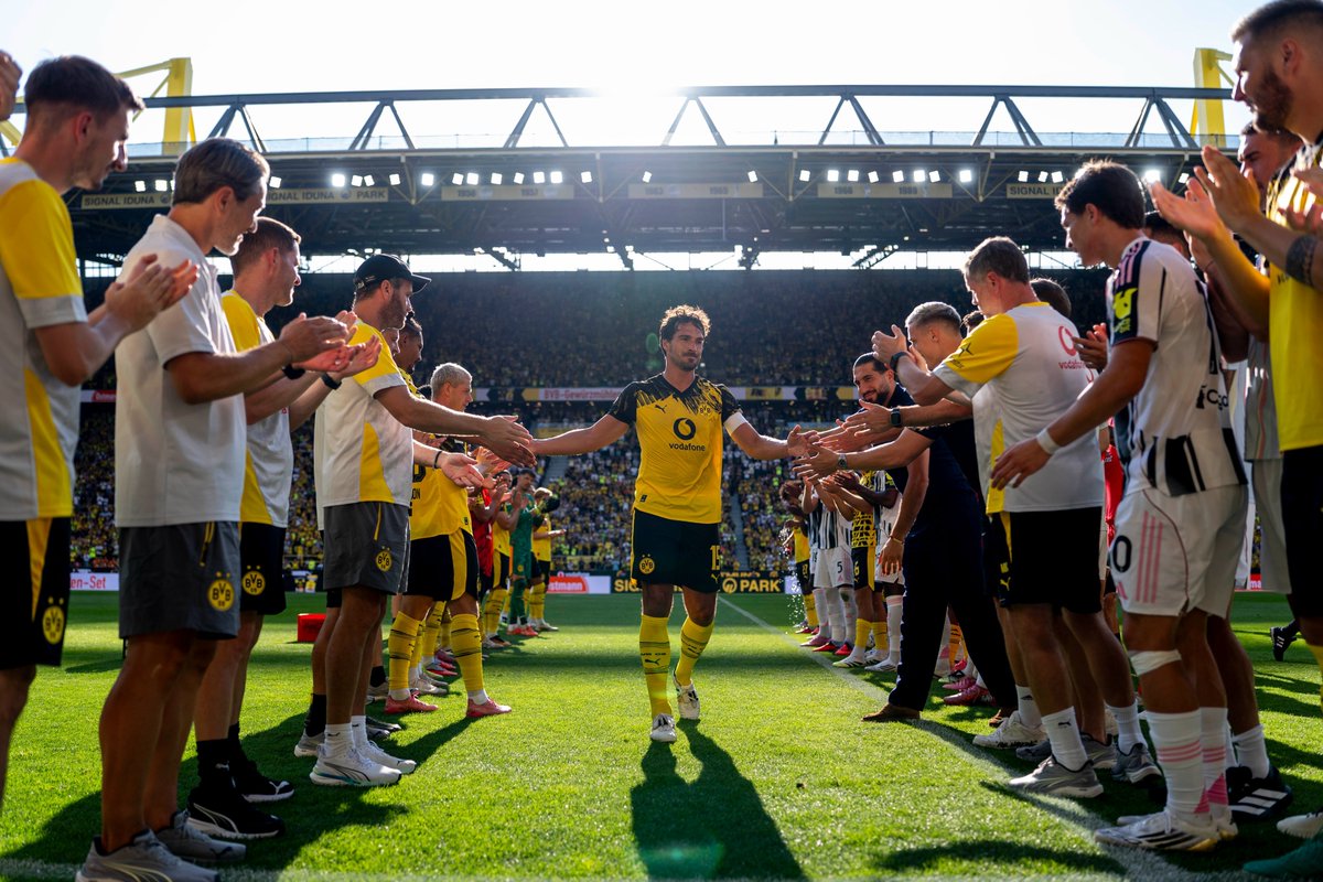 Lo de la despedida de ayer no se lo cree nadie. Lo echaron como un perro. Lo mandaron exiliado a Italia porque les iba a caer mal si seguía en la Bundesliga. Y ahora le levantan el teléfono para jugar 15 minutos en un amistoso de mierda.

Se tienen que ir todos.